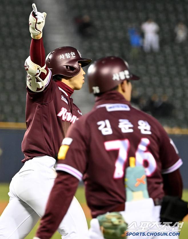 2일 잠실야구장에서 열린 키움과 두산의 경기, 3회초 1사 1,2루 키움 이주형이 역전 3점홈런을 치고 기쁨을 나누고 있다. 잠실=허상욱 기자 wook@sportschosun.com/2025.04.02/