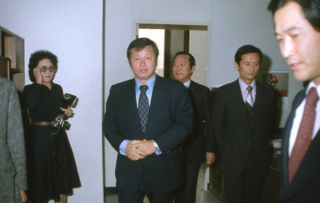 1980년 12월 최종현 SK 선대회장이 유공(현 SK이노베이션) 인수 후 첫 출근하여, 사무실에서 직원들과 인사를 나누는 모습. / SK 제공