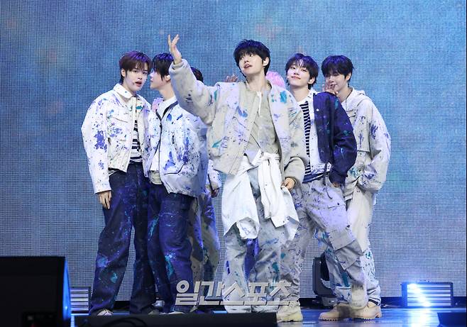 클로즈 유어 아이즈(CLOSE YOUR EYES)가 2일 오후 서울 광진구 예스24라이브홀에서 열린 첫 번째 미니 앨범 '이터널티(ETERNALT)' 발매 기념 데뷔 쇼케이스에 참석해 타이틀곡 무대를 선보이고 있다. 클로즈 유어 아이즈는 JTBC 오디션 프로그램 '프로젝트 7'을 통해 결성된 그룹이다. 팀명은 보이는 퍼포먼스뿐만 아니라 눈을 감고 들었을 때도 설득력 있는 음악을 선물하겠다는 의미와, 눈을 감고 뜰 때마다 모두가 상상하는 아이돌로 계속해서 강화하겠다는 의미다. 타이틀곡 '내 안의 모든 시와 소설은'은 영감을 주는 상대방에 대한 마음을 표현한 서정적인 가사가 돋보이는 2000년대 레트로 알앤비(R&B)풍의 곡. 서병수 기자 qudtn@edaily.co.kr /2025.04.02/