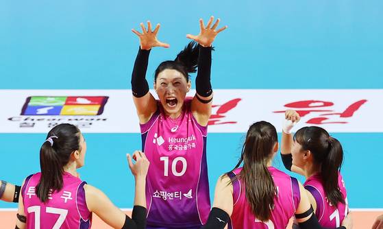 환호하는 김연경 (인천=연합뉴스) 임순석 기자 = 2일 인천 삼산월드체육관에서 열린 프로배구 V리그 여자부 챔피언결정전 흥국생명과 정관장의 2차전 경기. 흥국생명 김연경이 팀 득점에 기뻐하고 있다. 2025.4.2 soonseok02@yna.co.kr (끝) 〈저작권자(c) 연합뉴스, 무단 전재-재배포, AI 학습 및 활용 금지〉