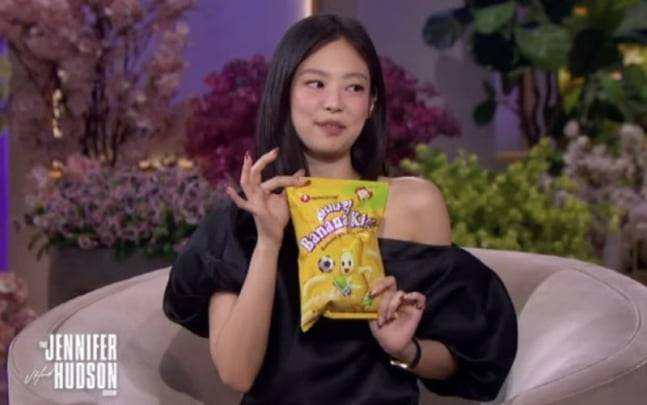 미국 TV 프로그램 '제니퍼 허드슨쇼'에 출연한 K팝 가수 제니가 바나나킥을 들어보이고 있다. 제니퍼 허드슨쇼 갈무리