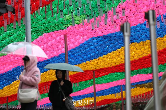 지난 3월16일 우산을 쓴 시민들이 연등이 내걸린 서울 강남구 봉은사 경내를 걷고 있다. 정지윤 선임기자