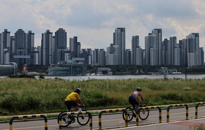 업계 1위 삼성물산 건설부문(이하 삼성물산)은 올 1분기 정비사업 수주 규모가 지난해 연간 수주 실적에 육박했다. 사진은 서울 용산구 한강시민공원에서 본 서초 래미안 원베일리 아파트. /사진=뉴시스