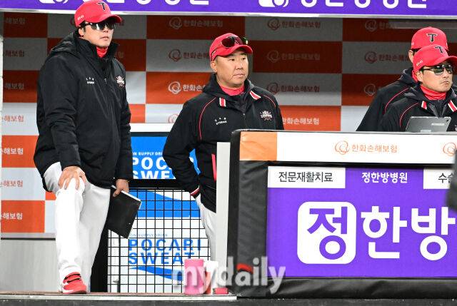 2025년 3월 28일 오후 대전 한화생명 볼파크에서 진행된 '2025 신한 SOL뱅크 KBO 리그' KIA 타이거즈와 한화 이글스의 경기. KIA 이범호 감독이 경기를 지켜보고 있다./대전=유진형 기자 zolong@mydaily.co.kr