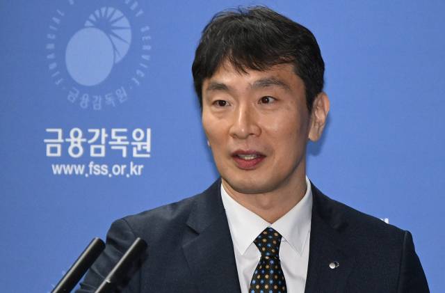 이복현 금융감독원장이 19일 서울 여의도 금감원에서 긴급 기자 간담회를 열고 우리금용 경영평가등급 및 홈플러스 사태, 상법 개정안 등 주요 현안에 대한 입장을 밝히고 있다. 오승현 기자