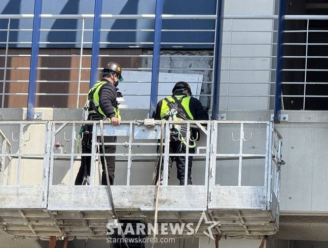 2일 창원NC파크의 외부 루버에 대한 점검이 진행되고 있는 모습. /사진=양정웅 기자