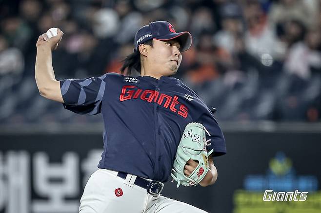 롯데 자이언츠 우완 정철원이 2일 대전 한화생명 볼파크에서 열린 2025 신한 SOL Bank KBO리그 한화 이글스와의 팀 간 1차전에서 0.2이닝 무실점으로 올 시즌 3호 홀드를 수확했다. 사진 롯데 자이언츠