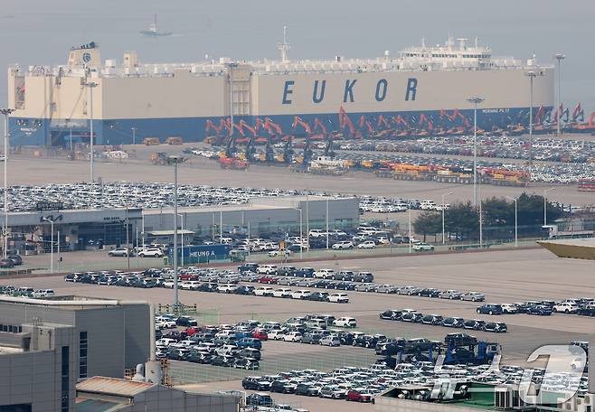 도널드 트럼프 미국 대통령이 예고한 상호 관세 발표가 하루 앞으로 다가온 2일 경기 평택시 포승읍 평택항 자동차전용부두에 수출용 차량들이 세워져 있다. 2025.4.2/뉴스1 ⓒ News1 김영운 기자