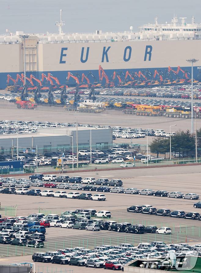 도널드 트럼프 미국 대통령이 예고한 상호 관세 발표가 하루 앞으로 다가온 2일 경기 평택시 포승읍 평택항 자동차전용부두에 수출용 차량들이 세워져 있다. 2025.4.2/뉴스1 ⓒ News1 김영운 기자