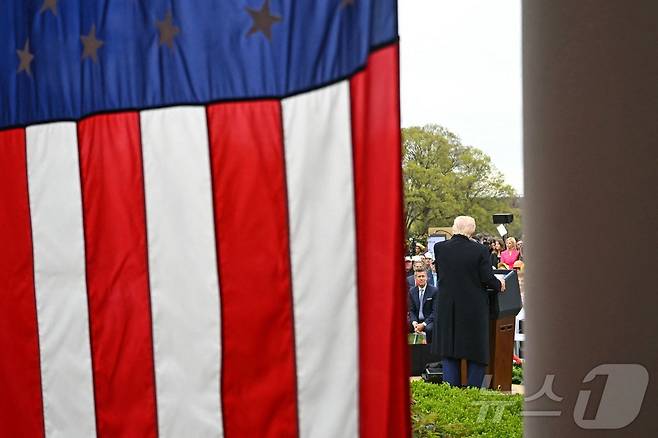 도널드 트럼프 미국 대통령이 2일(현지시간) 미국 워싱턴 D.C. 백악관 로즈가든에서 상호 관세 부과 방침을 전격 발표하고 있다. ⓒ AFP=뉴스1