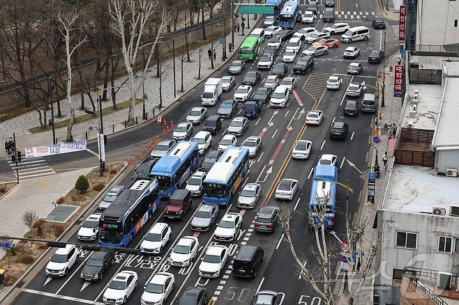 윤석열 대통령 탄핵 심판 선고일을 이틀 앞둔 2일 서울 종로구 원남동사거리 율곡터널 안국역 방면이 탄핵 관련 집회로 통제돼 차량들이 정체되고 있다. 2025.4.2/뉴스1 ⓒ News1 김도우 기자