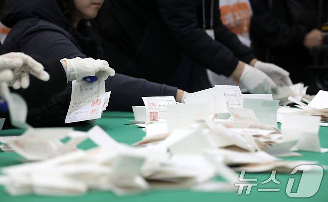 부산시교육감 재선거 투표가 종료된 2일 오후 부산 남구 부경대학교 대연캠퍼스 체육관에 마련된 개표소에서 개표사무원들이 투표지 분류 작업을 하고 있다. 2025.4.2/뉴스1 ⓒ News1 윤일지 기자