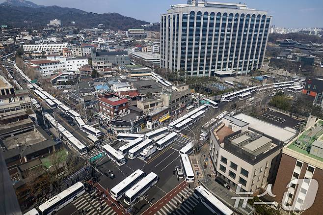 윤석열 대통령 탄핵 심판 선고를 하루 앞둔 3일 서울 종로구 헌법재판소 인근이 경찰 차벽으로 둘러져 있다. 2025.4.3/뉴스1 ⓒ News1 이승배 기자