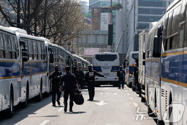 윤석열 대통령 탄핵 심판 선고를 하루 앞둔 3일 서울 종로구 헌법재판소 인근이 경찰 차벽으로 둘러져 있다. 2025.4.3/뉴스1 ⓒ News1 이승배 기자