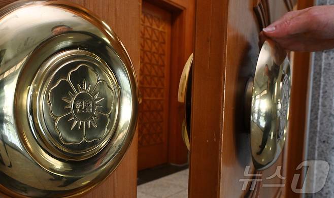 윤석열 대통령에 대한 헌법재판소의 탄핵 심판 선고일을 하루 앞둔 3일 서울 종로구 헌법재판소 대심판정의 문이 열리고 있다. 2025.4.3/뉴스1 ⓒ News1 사진공동취재단