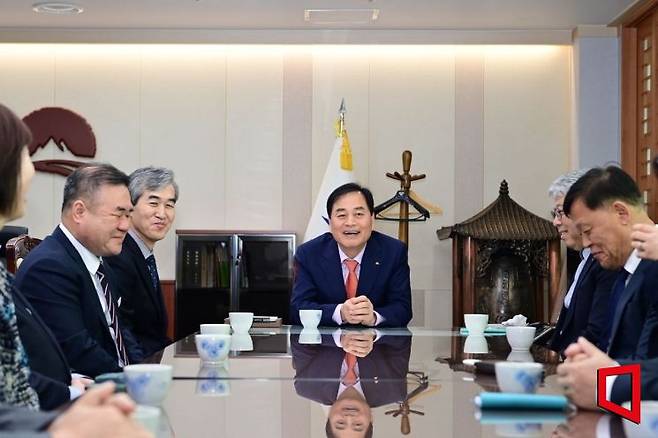 김천시 간부 공무원과 환담회를 하면서 배시장과 간부공무원이 환하게 웃고 있다.