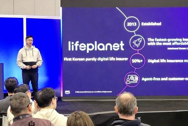 신중현 교보라이프플래닛 디지털전략실장이 지난해말 미국에서 열린 'AWS 리인벤트(re:Invent)'에서 디지털 혁신 사례를 소개하고 있다 / 교보라이프플래닛