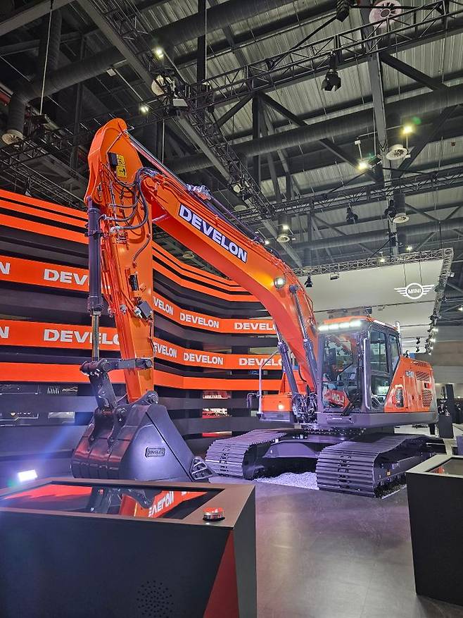 HD현대가 3일 고양시 킨텍스 제1전시장에서 열린 ‘2025 서울모빌리티쇼’ 미디어 브리핑에서 차세대 신모델 굴착기를 공개하고 있다.ⓒ데일리안 백서원 기자