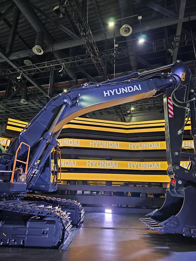 HD현대가 3일 고양시 킨텍스 제1전시장에서 열린 ‘2025 서울모빌리티쇼’ 미디어 브리핑에서 차세대 신모델 굴착기를 공개하고 있다.ⓒ데일리안 백서원 기자