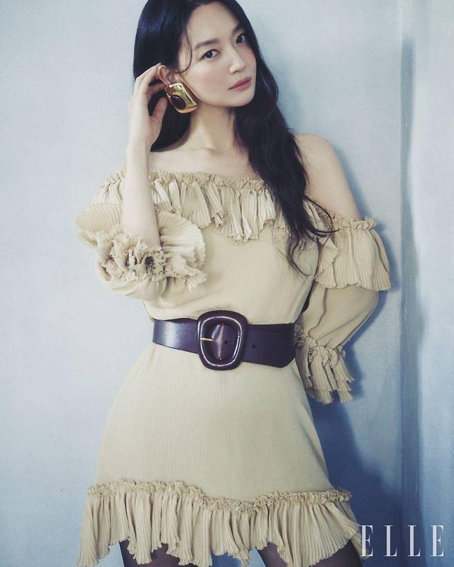 오프숄더 드레스와 벨트, 이어링은 모두 Saint Laurent by Anthony Vaccarello.