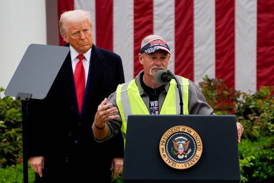 도널드 트럼프 대통령이 2일(현지시간) 워싱턴 백악관 로즈가든에서 각국별 상호관세를 직접 발표하고 있다. AP=연합뉴스