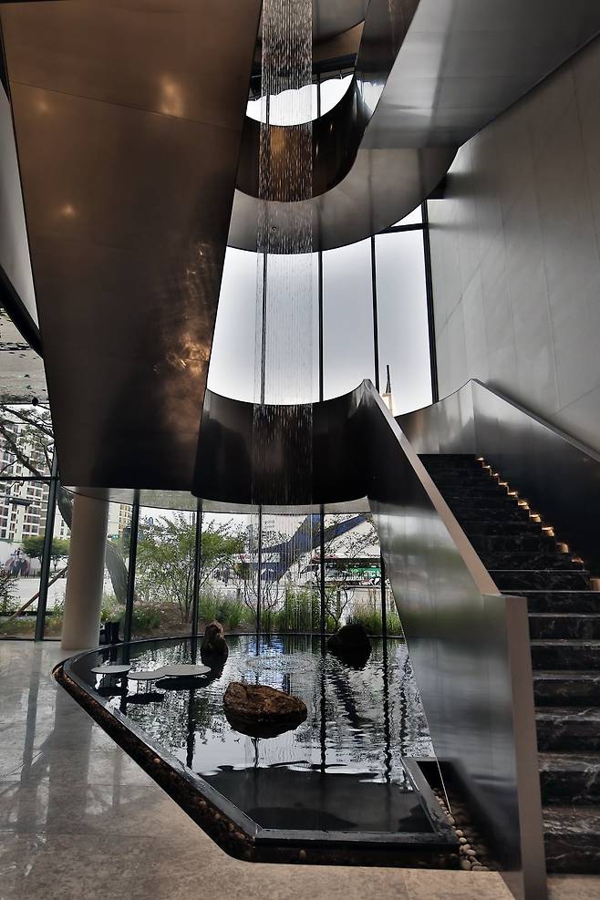 '더샵갤러리' 1층에서 바라본 워터레인 전경. 포스코이앤씨 제공