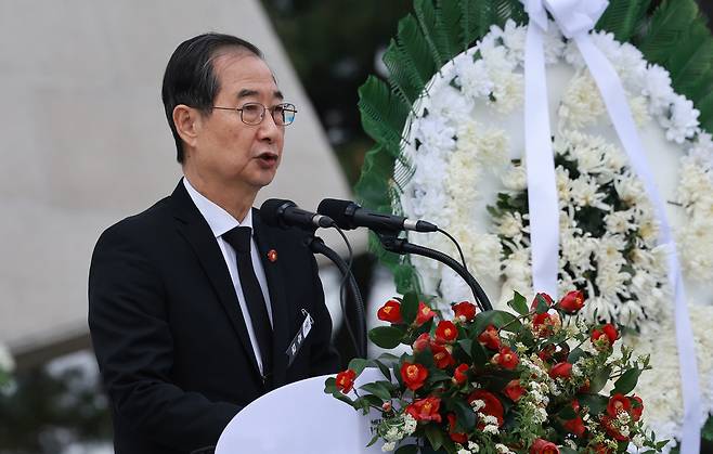 한덕수 대통령 권한대행 겸 국무총리가 3일 제주특별자치도 4·3 평화공원에서 열린 ‘77주년 4·3 희생자 추념식’에서 추념사를 하고 있다. 연합뉴스