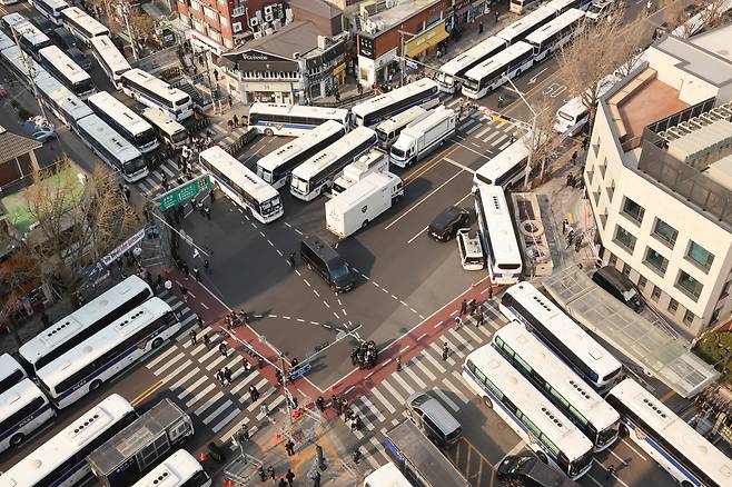 윤석열 대통령 탄핵심판 선고를 하루 앞둔 3일 서울 종로구 헌법재판소 인근 거리에 경찰이 차벽을 세워 접근을 차단하고 있다. 연합뉴스