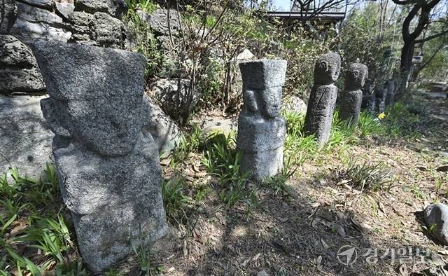 보름산미술관 야외 산책로에 설치된 여러 모양의 석조상. 홍기웅기자