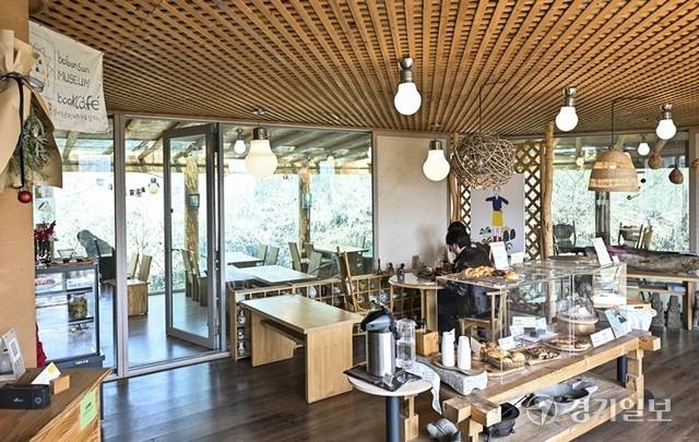 보름산 미술관 2층은 카페를 운영해 자연과 휴식을 선사한다. 홍기웅기자
