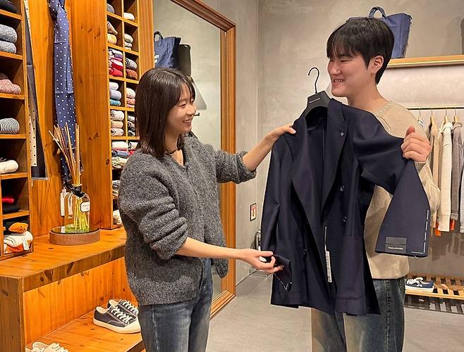 롯데백화점 남성복 매장에서 예복을 살펴보는 모습 <사진=롯데백화점>