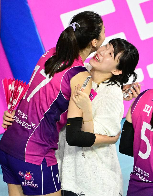 GS칼텍스 김미연이 CH 2차전에서 승리한 흥국생명 투트쿠를 축하하고 있다 / 한국배구연맹(KOVO)