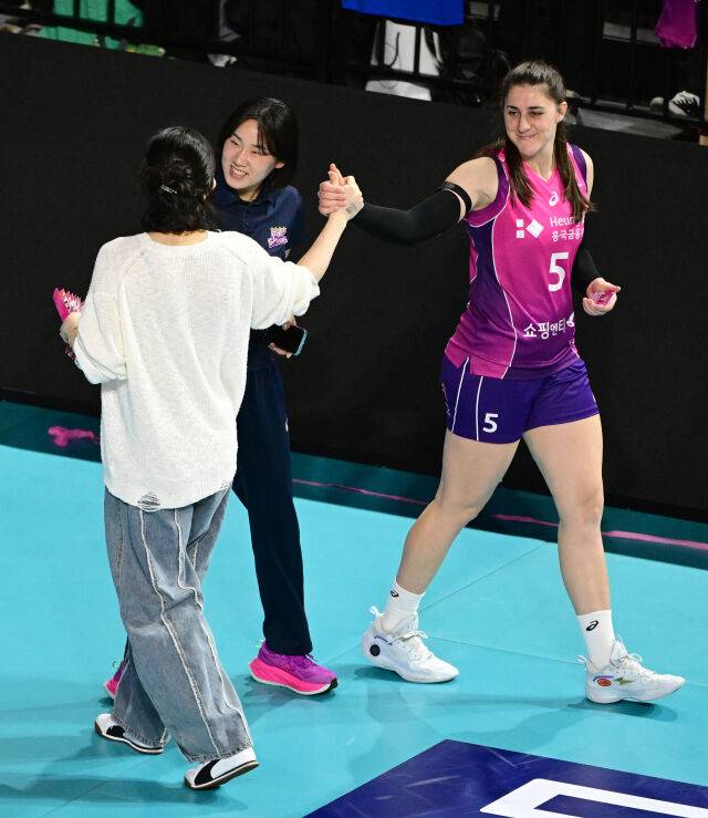GS칼텍스 김미연이 CH 2차전에서 승리한 흥국생명 피치를 축하하고 있다 / 한국배구연맹(KOVO)