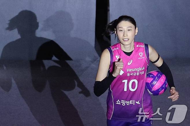 흥국생명의 김연경이 지난달 31일 인천 삼산월드체육관에서 열린 정관장과 프로배구 2024~2025 도드람 V리그 여자부 챔피언결정전 1차전에 출전하고 있다. /사진=뉴스1