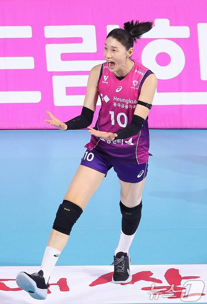 흥국생명 김연경이 지난달 31일 인천 삼산월드체육관에서 열린 정관장과 프로배구 2024~2025 V리그 여자부 챔피언결정전 1차전에서 득점 후 환호하고 있다. /사진=뉴스1