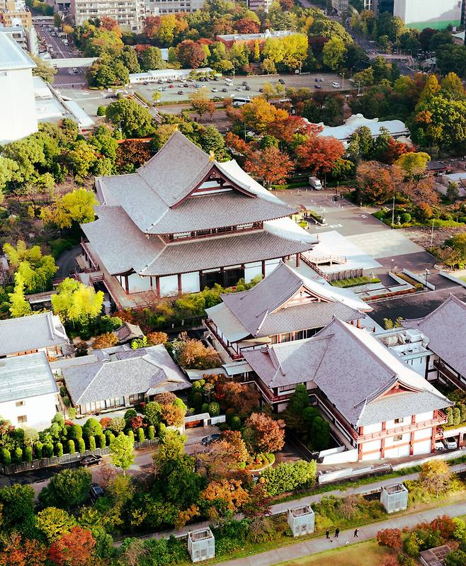 호텔에서는 600년의 역사를 자랑하는 사찰 조죠지(Zojo-ji)도 조망할 수 있다