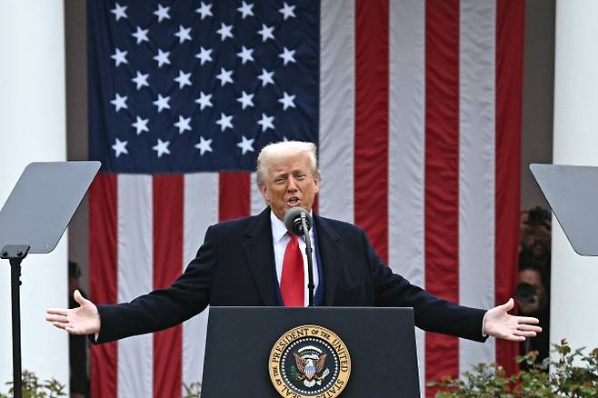 2일(현지시간) 도널드 트럼프 미국 대통령이 워싱턴DC 백악관에서 열린 ‘미국을 다시 부유하게 하라’는 제목의 로즈 가든 행사에서 상호관세에 대해 발표하고 있다.(사진=AFP)