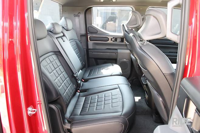 슬라이딩을 한 우측 좌석과 하지 않은 좌측 좌석의 등받이 각도에 차이가 난다