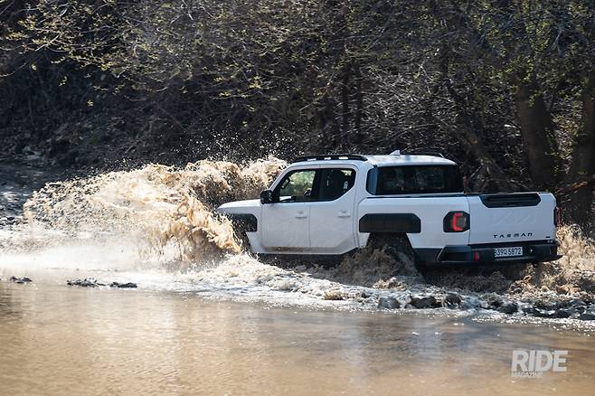 이렇게 물이 위로 튀어오르더라도 흡기구로 물이 들어가지 않도록 흡기구가 배치된 펜더 상단부에 커버를 더해놓았다