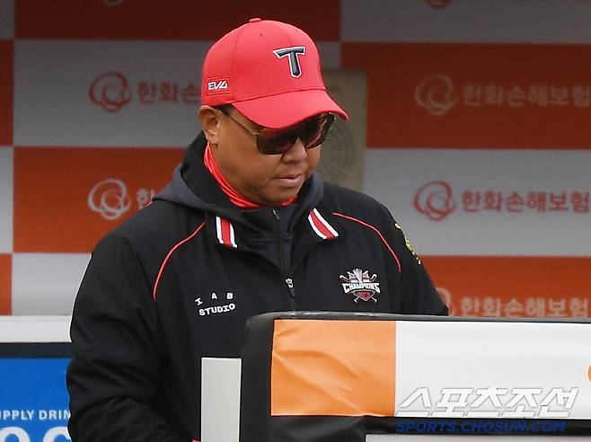 29일 대전 한화생명볼파크에서 열린 KIA-한화전. 8회말 역전을 허용한 이범호 감독이 고개 숙이고 있다. 대전=정재근 기자 cjg@sportschosun.com/2025.3.29/