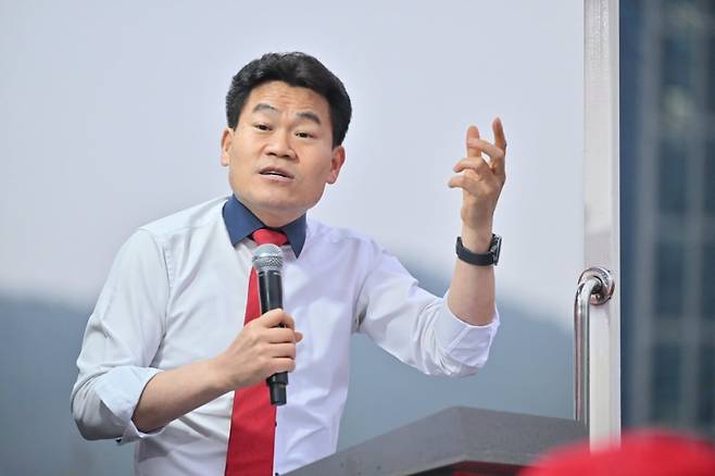 전한길 강사가 지난달 27일 경남 거제시 고현매립지에서 열린 국민의힘 박환기 거제시장 후보 집중유세에서 지지 발언을 하고 있다. /뉴시스