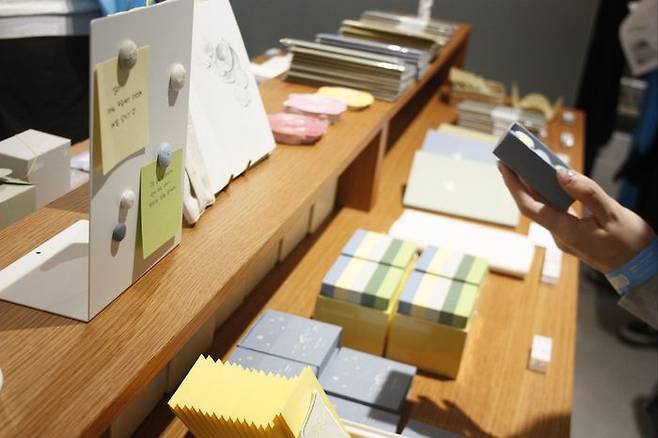 '오이뮤'가 넷플릭스 시리즈 드라마 '폭삭 속았수다'와 협업한 제품이 진열돼 있다. ⓒ데일리안 남가희 기자