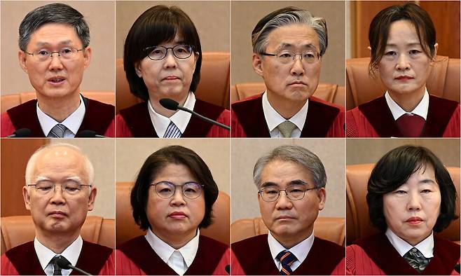 문형배 헌법재판소장 권한대행(윗줄 맨 왼쪽) 등 헌법재판관들이 4일 오전 서울 종로구 헌법재판소 대심판정에서 윤석열 대통령 탄핵 심판 선고를 하고 있다. 이날 헌재는 재판관 전원의 일치된 의견으로 윤석열 대통령을 파면했다. 윗줄 왼쪽부터 문 헌재소장 권한대행, 이미선, 김형두, 정정미 재판관, 아랫줄 왼쪽부터 정형식, 김복형, 조한창, 정계선 재판관. 사진공동취재단