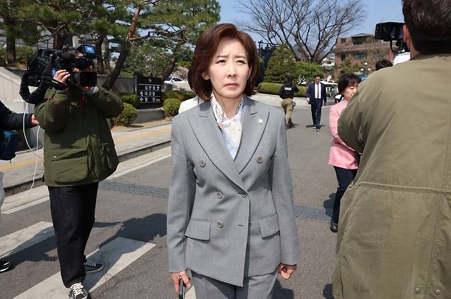 윤석열 대통령의 탄핵심판 선고일인 4일 국민의힘 나경원 의원이 서울 종로구 헌법재판소 대심판정에서 나서고 있다. 연합뉴스