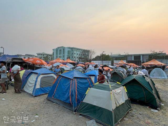 만달레이 찬 아예 타르잔 지역 공터에 마련된 난민촌 모습. 만달레이(미얀마)=허경주 특파원