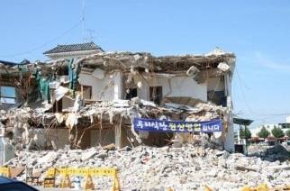 왼쪽은 패러디의 원조가 되는 '우리식당 정상영업합니다' 이미지. 오른쪽은 패러디한 '우리나라 정상영업합니다' 이미지/사진=X