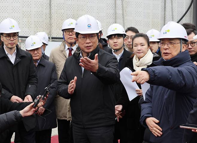 박상우 국토교통부 장관이 5일 서울 은평구 신축매입임대 주택공급 현장을 방문해 이한준 한국토지주택공사 사장 등과 함께 공사 현장을 둘러보고 있다. 해당 현장에서 지어지는 신축매입임대는 신혼 Ⅱ 유형으로 공급되며 오피스텔 12호, 아파트 50호로 건축될 예정이다. 연합뉴스
