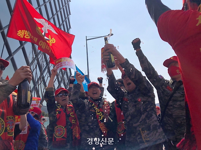 헌법재판소가 윤석열 전 대통령을 파면하자 서울 용산구 한남동 인근에 모인 해병대예비역연대 회원들이 미리 준비한 샴페인을 터트리고 있다. 박정연 기자