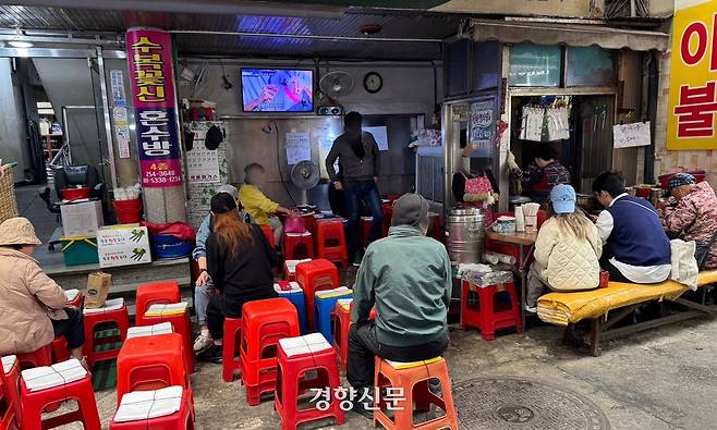 윤석열 전 대통령 탄핵심판 선고 생중계가 시작되기 2분 전인 4일 오전 10시58분쯤 대구 중구 서문시장 내 칼국수 등을 파는 한 상점에 설치된 TV에 다른 채널이 틀어져 있다. 백경열 기자