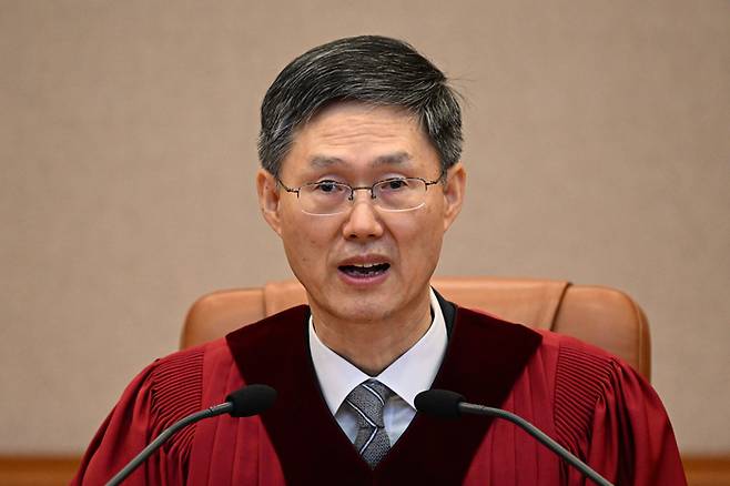 문형배 헌법재판소장 직무대행이 4일 오전 서울 종로구 헌법재판소 대심판정에서 윤석열 대통령 탄핵심판 인용 결정문을 낭독하고 있다. 사진공동취재단